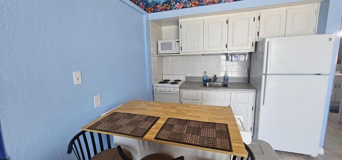 Ocean Breeze - Direct Ocean Front-Pool Is Open Apartman Daytona Beach Kültér fotó
